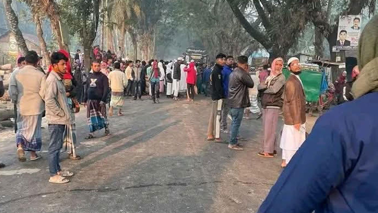 মায়ের হাত ধরে মক্তবে যাওয়ার পথে বাসচাপায় প্রাণ গেল শিশুর