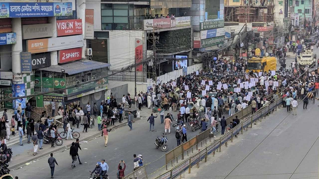 ভারতীয় হাইকমিশনমুখী মিছিল বাড্ডায় আটকে দিয়েছে পুলিশ
