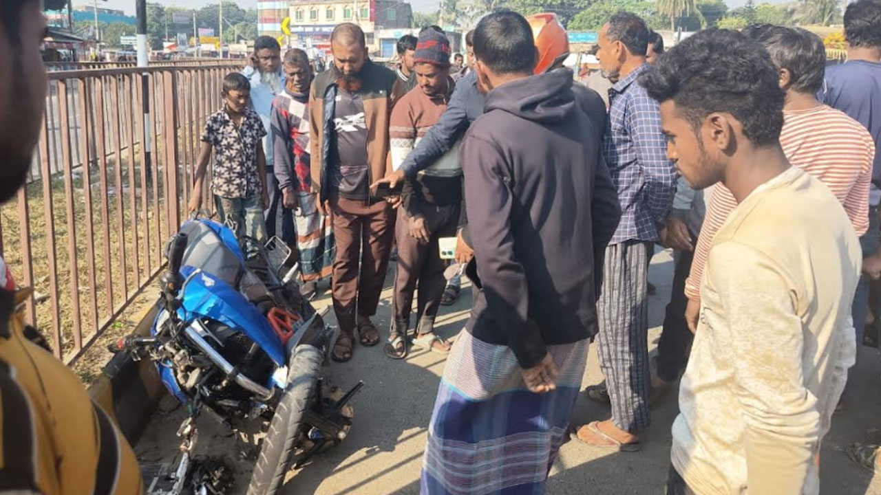 দ্রুত গতির দুই মোটরসাইকেলের মুখোমুখি সংঘর্ষ, স্কুলছাত্র নিহত