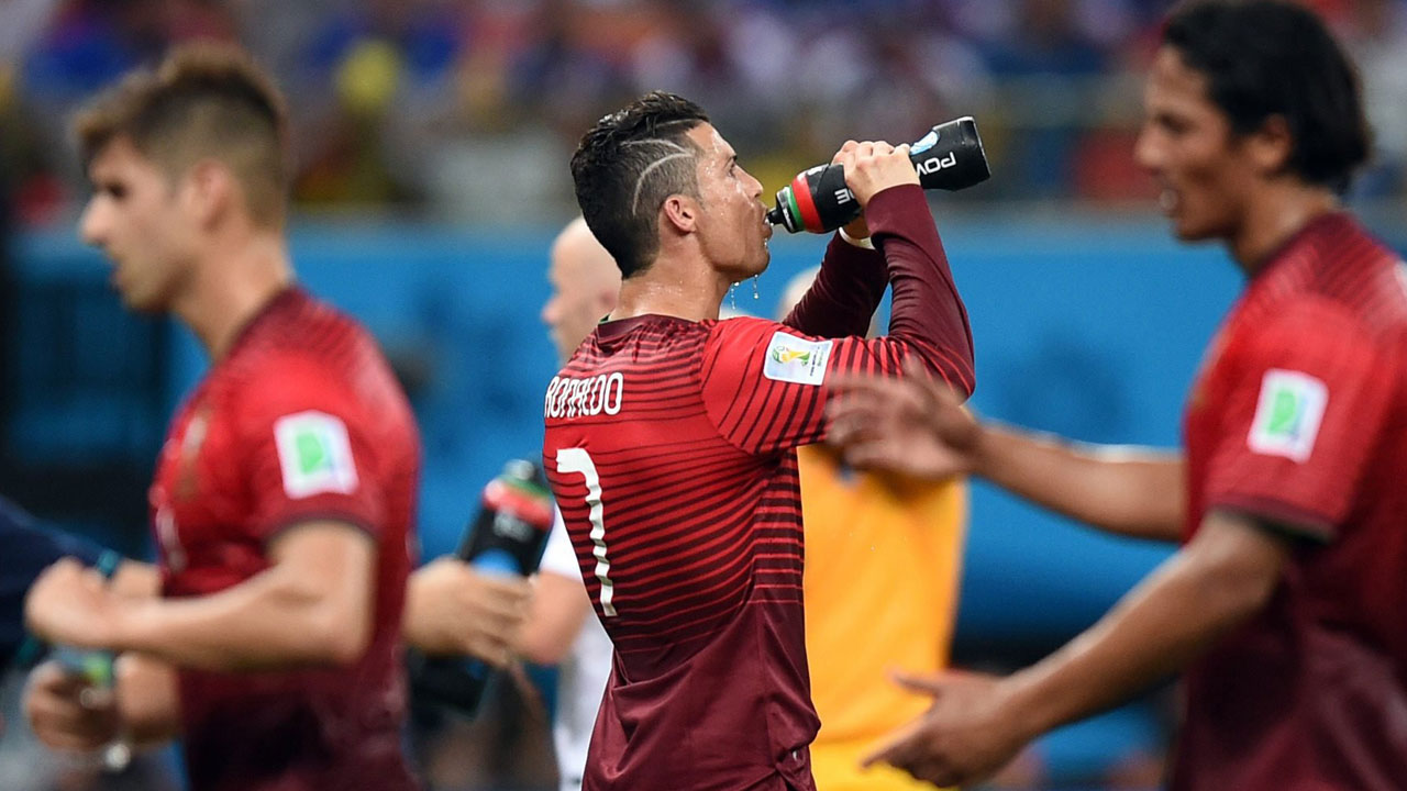 হাইড্রেশন ব্রেক: স্বাস্থ্য নাকি ব্যবসা, কাকে অগ্রাধিকার দিতে চাইছে ফিফা?