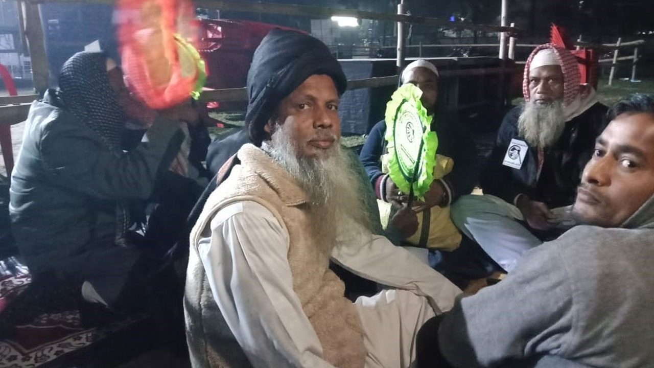 সমাবেশের আগেই শীতের রাতে মাঠে হাজির নেতাকর্মীরা