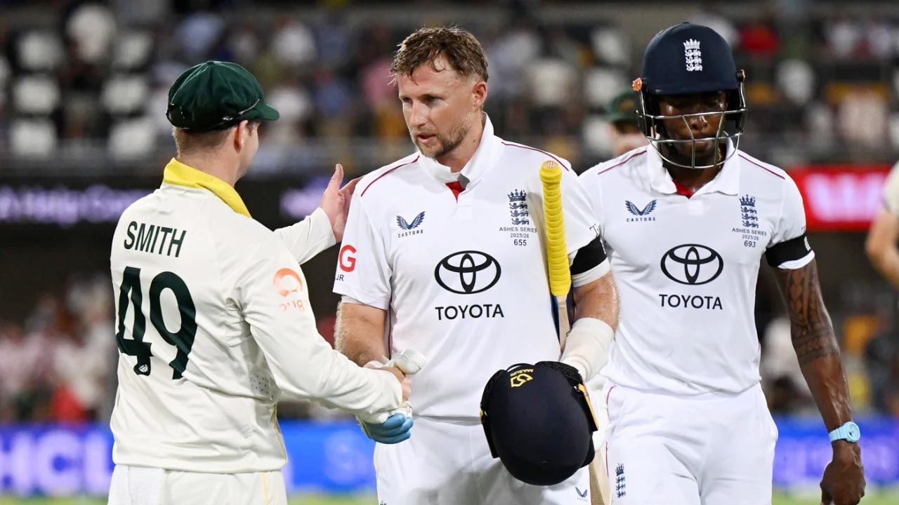 লাবুশেনের অতিমানবীয় ক্যাচে থামল ইংল্যান্ড, রুটের অপরাজিত ১৩৮