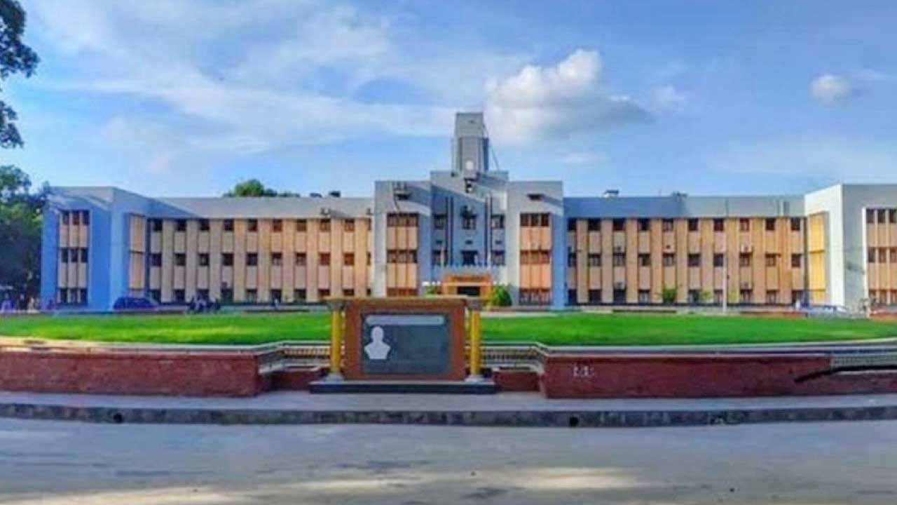 রাবির তিন শিক্ষক বরখাস্ত, পাঁচ শিক্ষার্থীকে বিভিন্ন দণ্ডে শাস্তি 