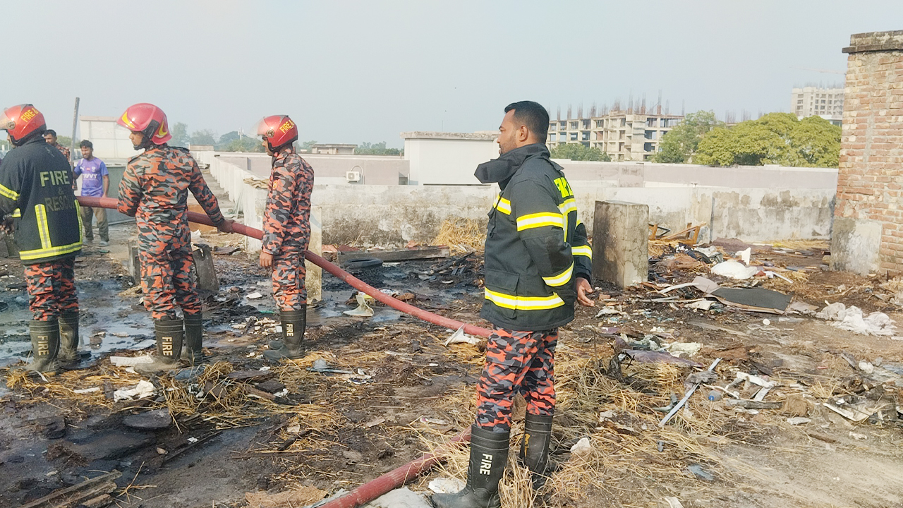 রাবির অ্যাকাডেমিক ভবনের ছাদে আগুন