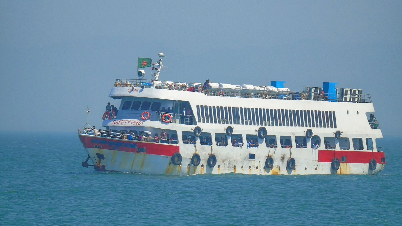 ইঞ্জিন বিকল, তিন শতাধিক পর্যটকসহ সাগরে আটকে পড়ে সেন্ট মার্টিন-ফেরত জাহাজ