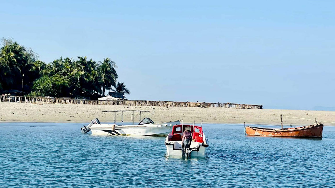 সেন্ট মার্টিন থেকে আসার পথে স্পিডবোট ডুবে মা-মেয়ের মৃত্যু 