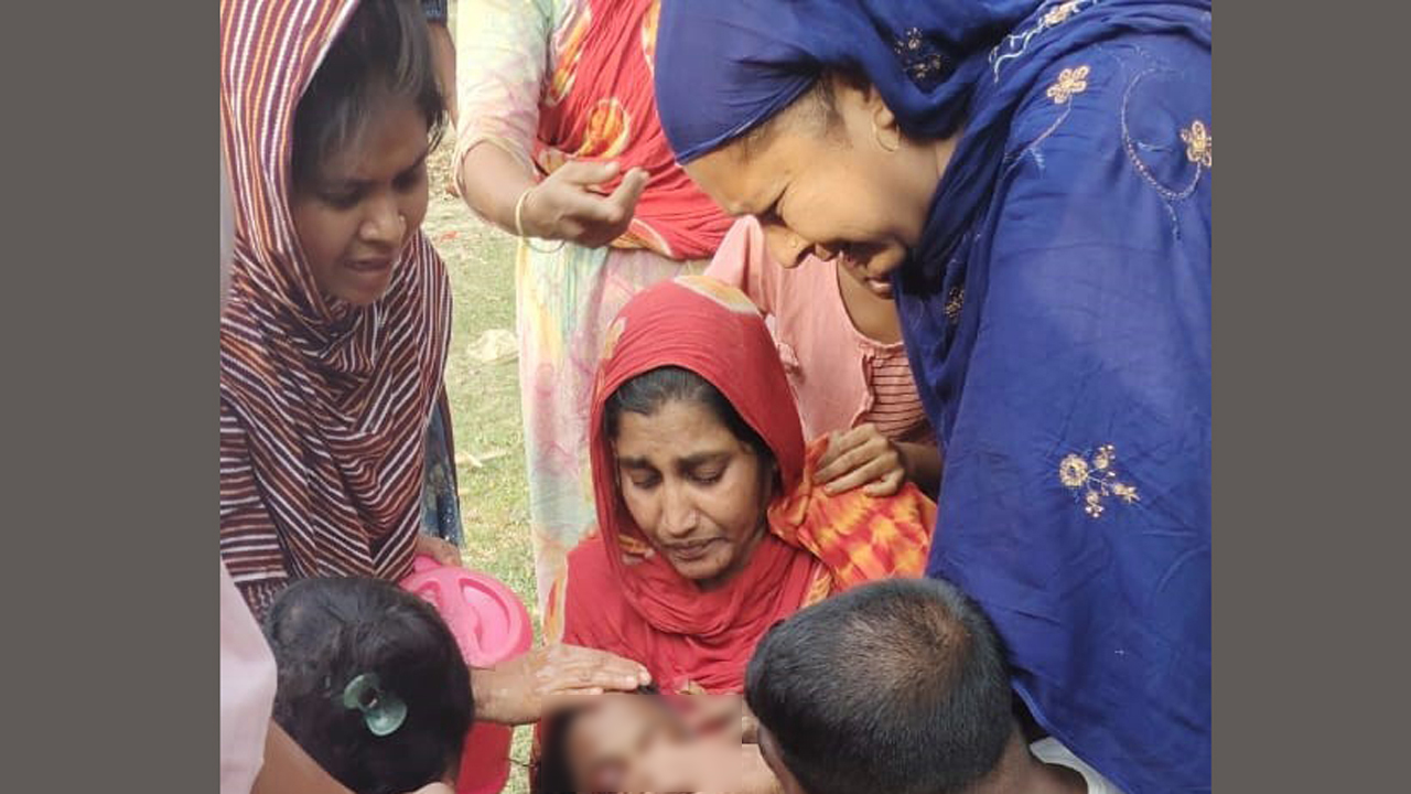 সাতক্ষীরায় পরকীয়া নিয়ে সংঘর্ষ : গুলিতে গৃহবধূসহ দুইজন আহত