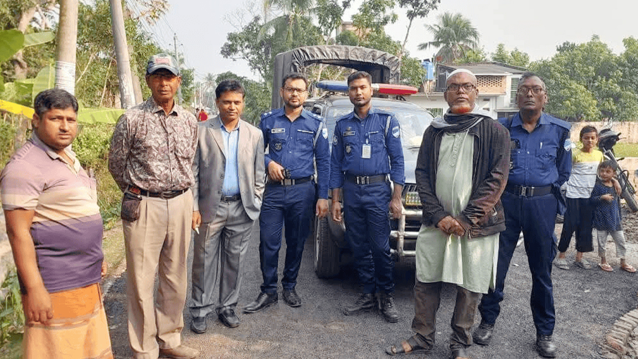 সাতক্ষীরায় উন্নয়ন কাজে চাঁদাবাজদের দাপট, পুলিশ পাহারায় সড়ক নির্মাণ