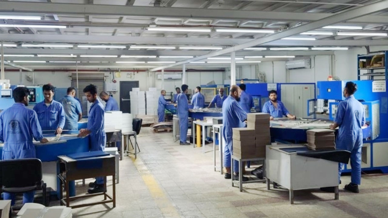 শিল্পখাতের বিদেশি কর্মীদের ইকামা ফি বাতিল করল সৌদি