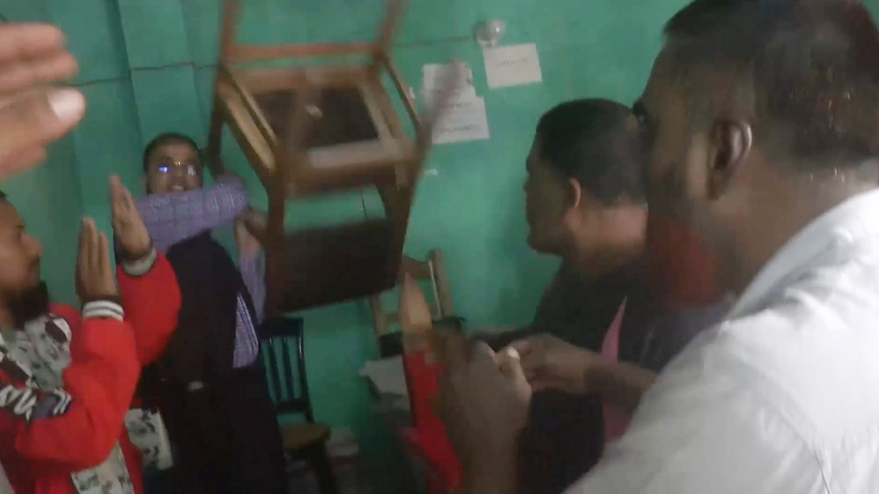 দুর্নীতির তথ্য অনুসন্ধান, চেয়ার তুলে সাংবাদিকদের মারধরের হুমকি