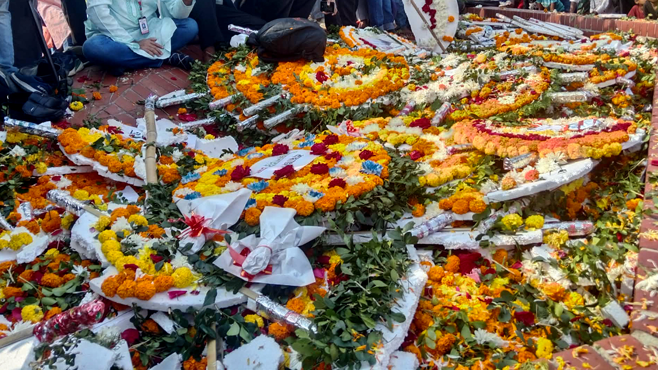 শ্রদ্ধার ফুলে ভরে উঠেছে শহীদবেদি