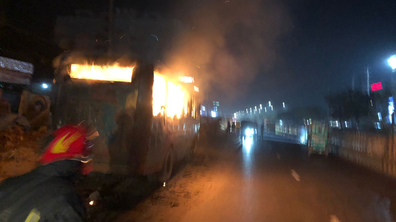 সাভারে পার্কিং করা বাসে আগুন