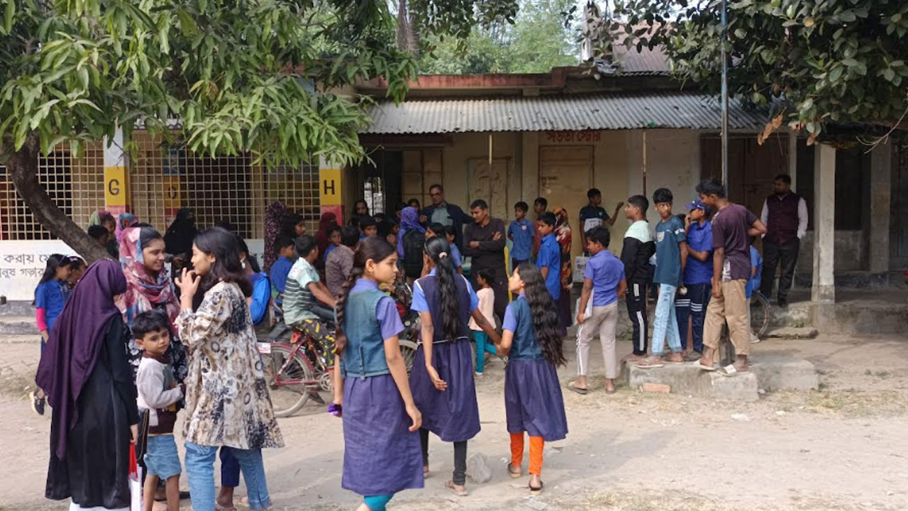 মেহেরপুরে ৩০৮টি বিদ্যালয়ে তালা, ক্ষুব্ধ অভিভাবকেরা