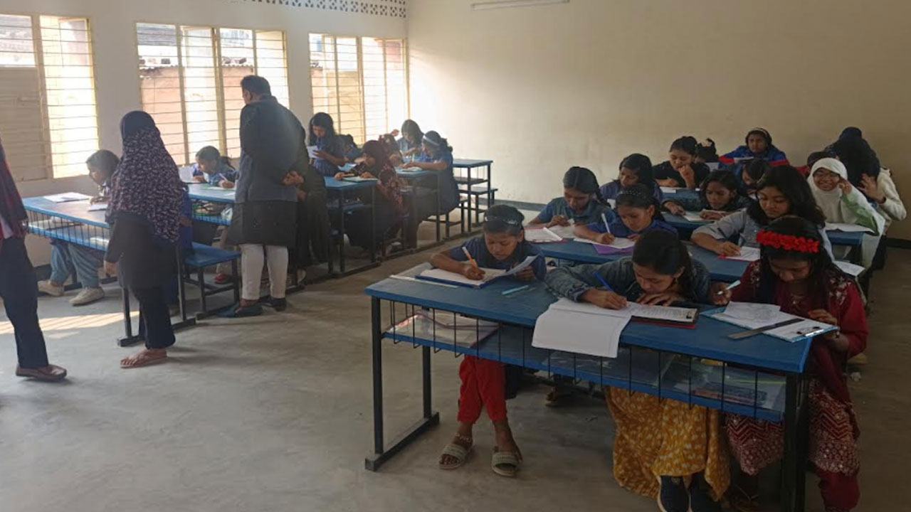 শিক্ষকরা কর্মবিরতিতে, পরীক্ষা নিচ্ছেন অভিভাবকরা