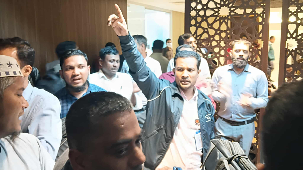 ‘জিও জিও’ স্লোগানে উত্তাল অর্থ মন্ত্রণালয়, উপদেষ্টা অবরুদ্ধ