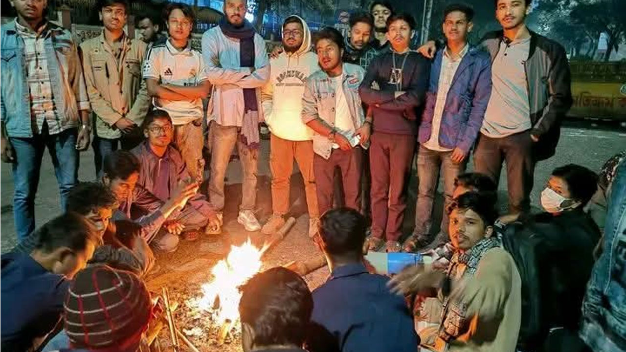 দিনভর অবরোধ, রাতেও শিক্ষা ভবনের সামনেই অবস্থান ৭ কলেজ শিক্ষার্থীদের 