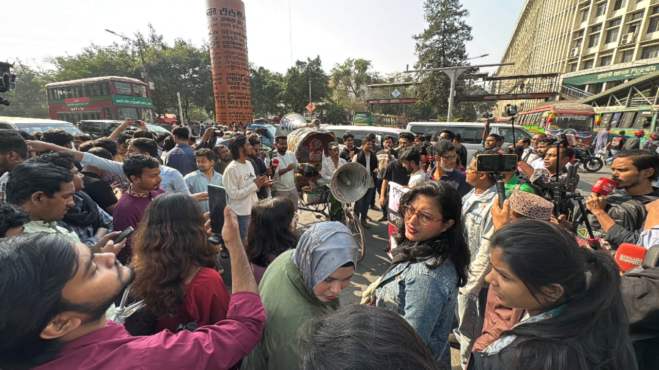 স্বরাষ্ট্র উপদেষ্টার পদত্যাগ চেয়ে শাহবাগ অবরোধ