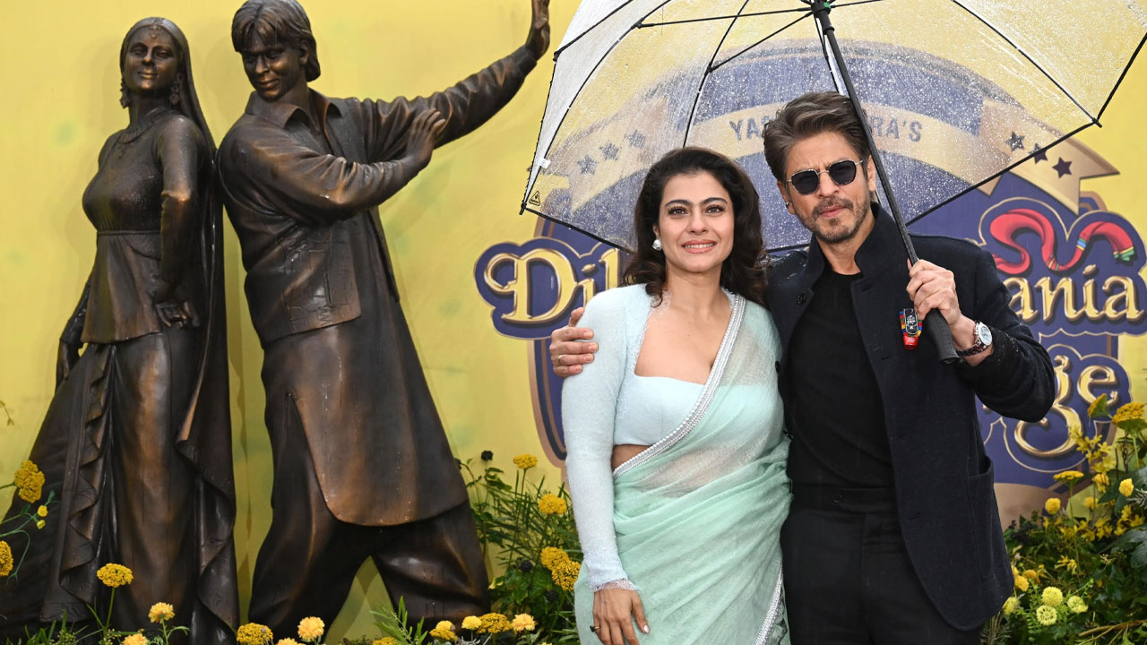 লন্ডনে শাহরুখ-কাজলের ভাস্কর্য, আপ্লুত ‘দিলওয়ালে দুলহানিয়া’ জুটি