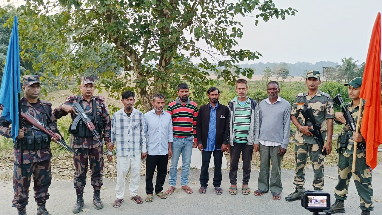 শেরপুর সীমান্ত দিয়ে ১৩ মাস পর দেশে ফিরলেন কুড়িগ্রামের ছয় মৎস্যজীবী