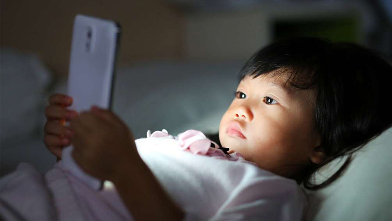 ১২ বছরের আগে শিশুদের হাতে স্মার্টফোন, বাড়বে দুই ধরনের ঝুঁকি