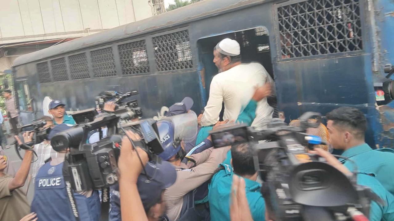 সচিবালয় থেকে ৪ জনকে নেওয়া হলো পুলিশি হেফাজতে