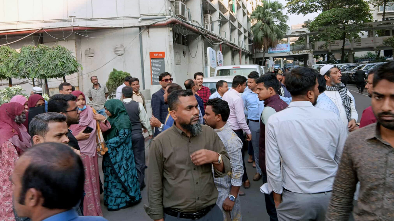 বাদামতলায় চাকরিজীবীদের সমাবেশ, অর্থ মন্ত্রণালয়ে কঠোর নিরাপত্তা