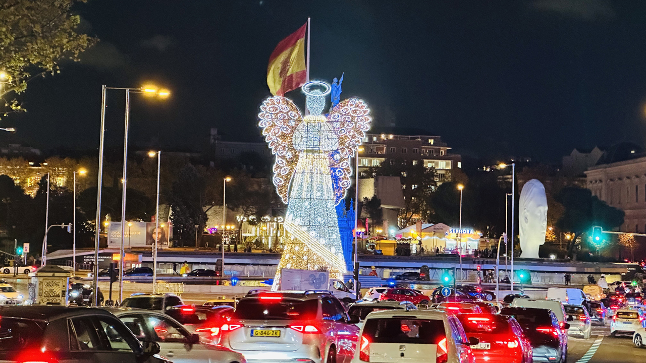 নতুন বছরকে স্বাগত জানাতে বর্ণিল সাজে সেজেছে স্পেন