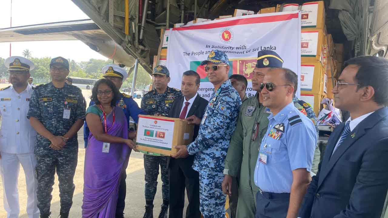 বাংলাদেশ সরকারের জরুরি মানবিক সহায়তা শ্রীলঙ্কায় পৌঁছেছে