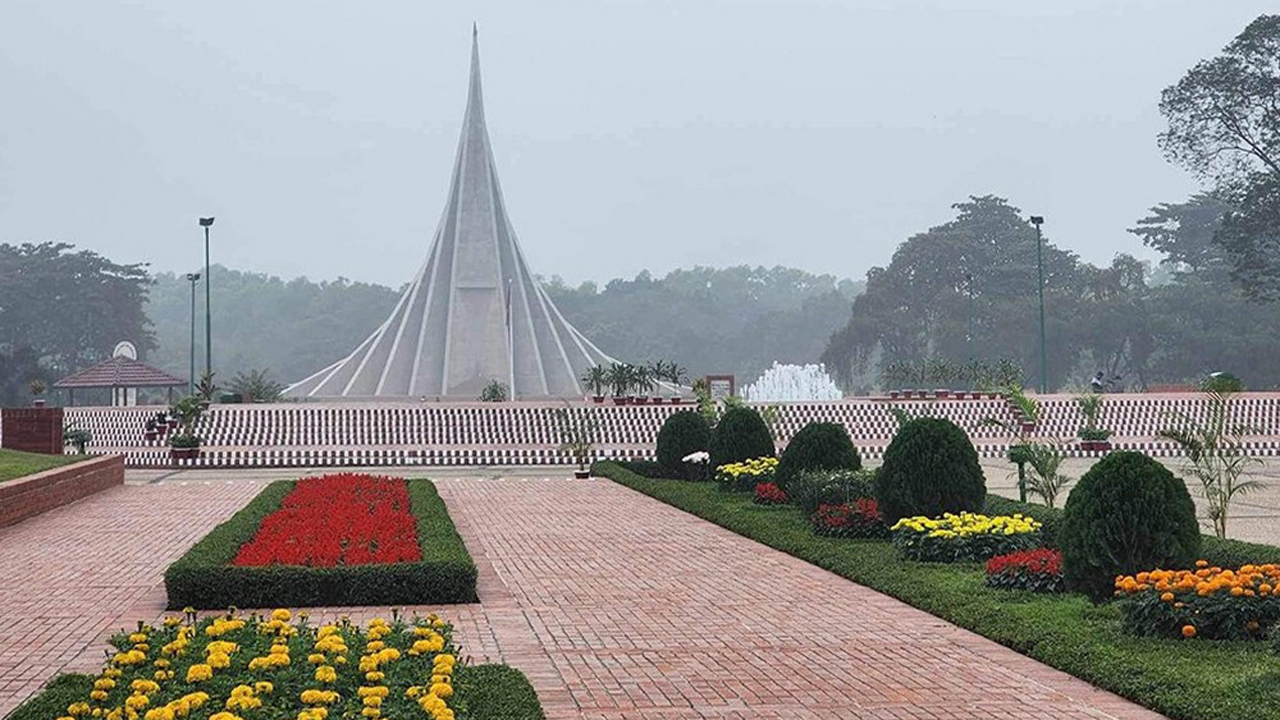 পুষ্পস্তবক অর্পণকালে স্মৃতিসৌধের ফুলের বাগানের ক্ষতি করা যাবে না