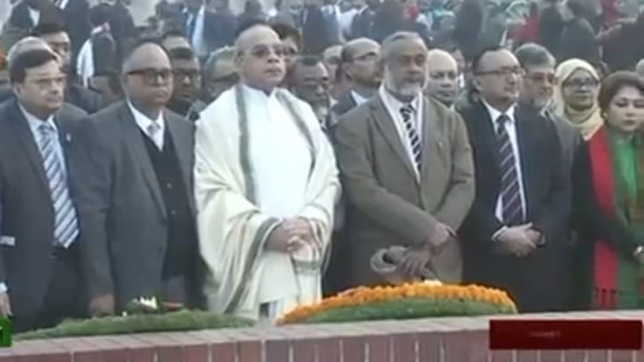 জাতীয় স্মৃতিসৌধে প্রধান বিচারপতির শ্রদ্ধা