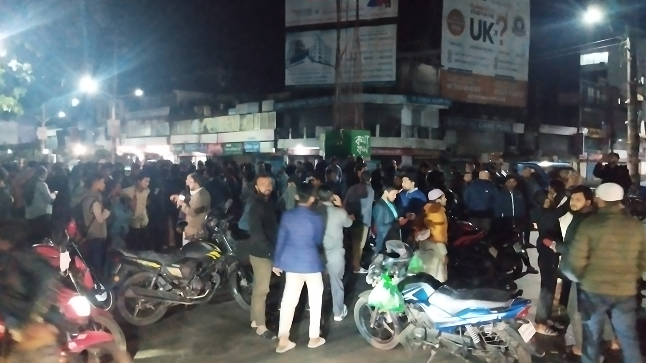 হাদি হত্যার বিচারের দাবিতে সিলেটে সড়ক অবরোধ ও বিক্ষোভ