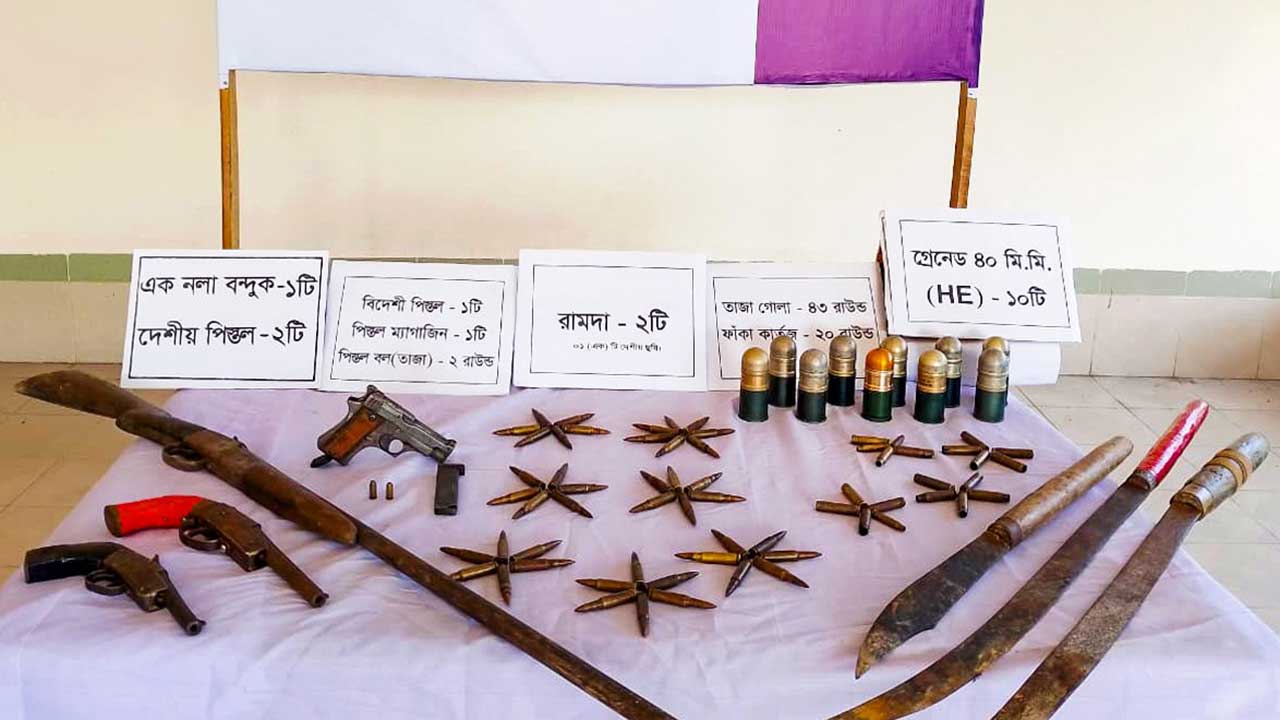 টেকনাফে নৌবাহিনীর অভিযানে বিভিন্ন ধরনের অস্ত্র ও গ্রেনেড উদ্ধার