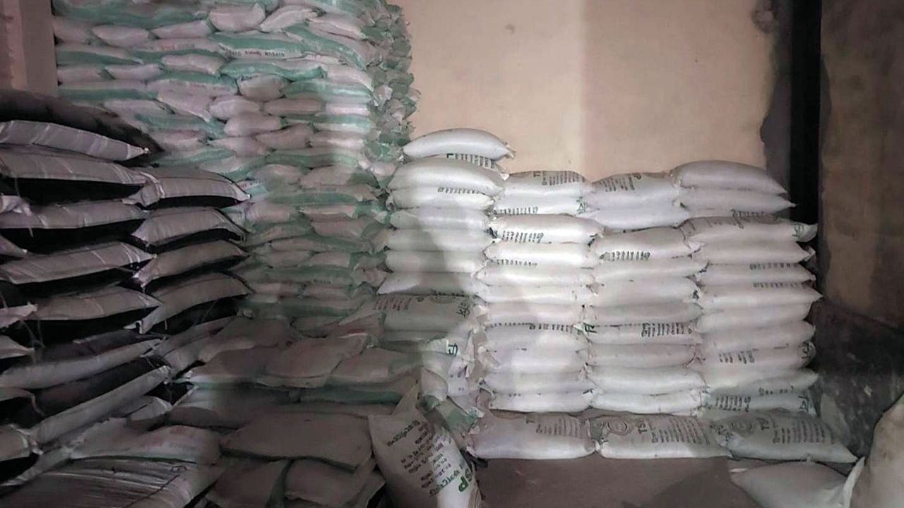 অবৈধভাবে সার মজুদ করায় গুদাম সিলগালা, ব্যবসায়ীর জেল