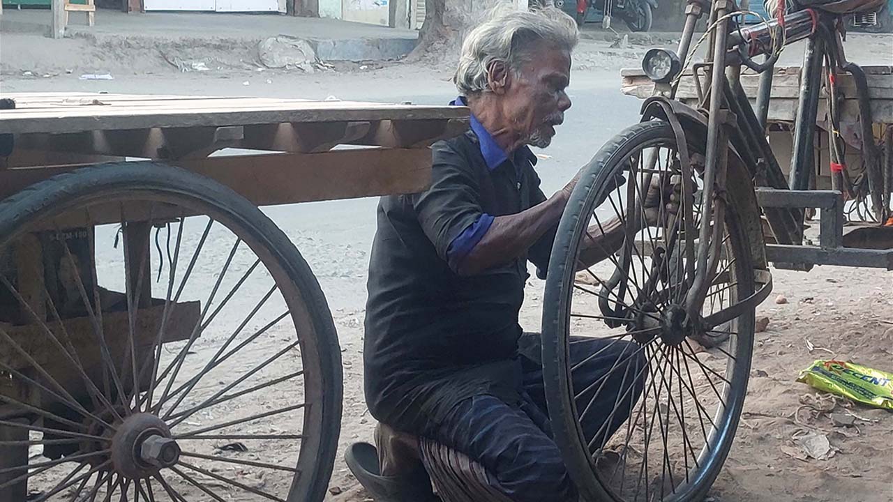 সাইকেল মেরামত করে চলে মুক্তিযোদ্ধার সংসার