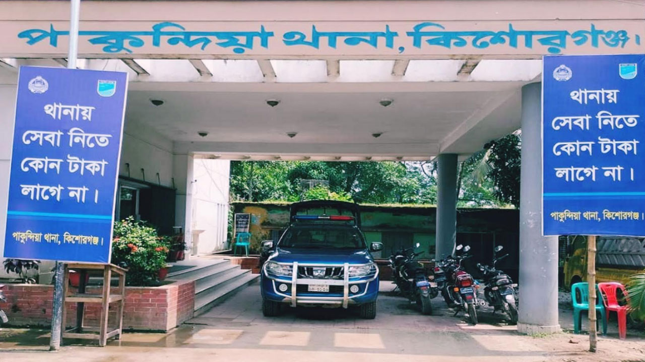 নিজ বসতঘরে গৃহবধূকে কুপিয়ে হত্যা