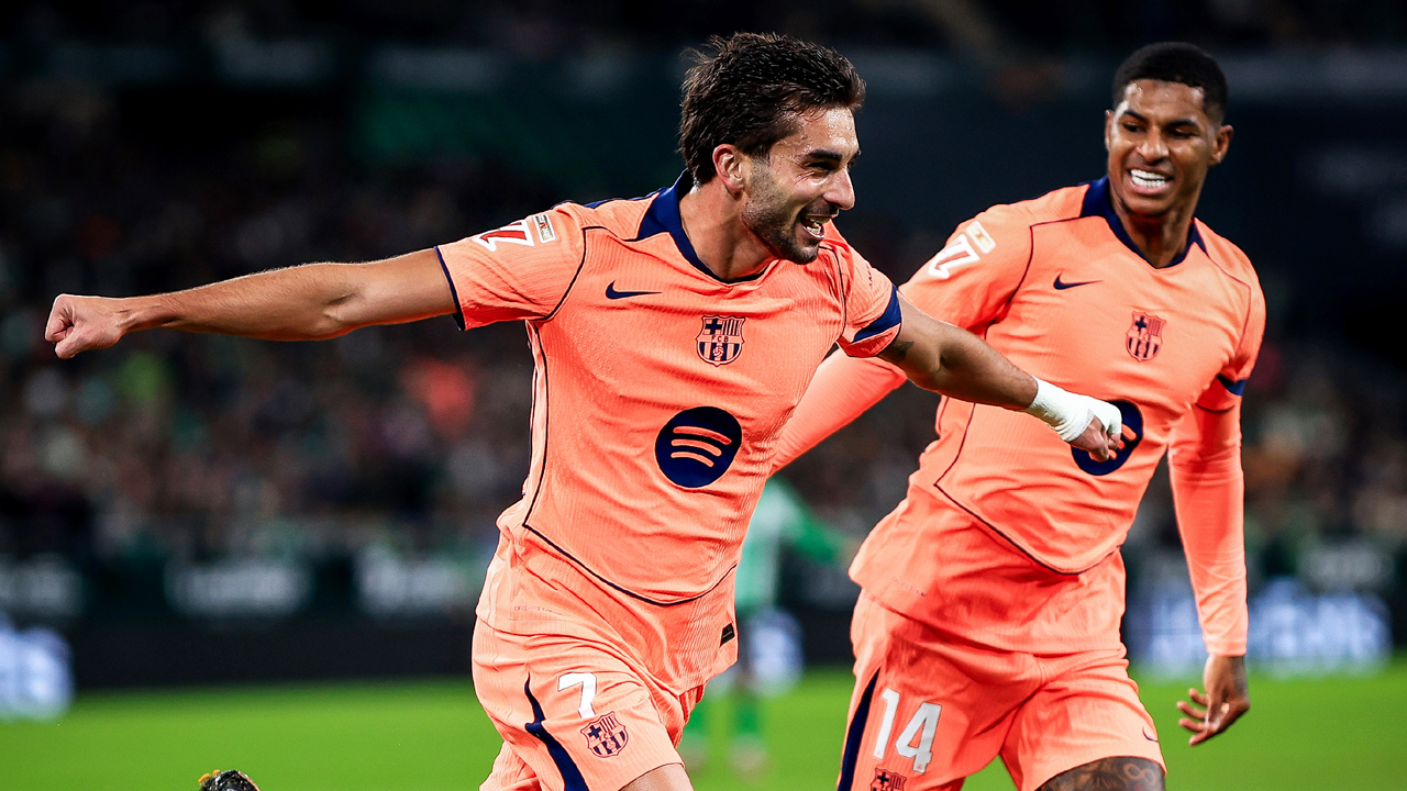 তোরেসের হ্যাটট্রিকে শীর্ষস্থান মজবুত করল বার্সেলোনা