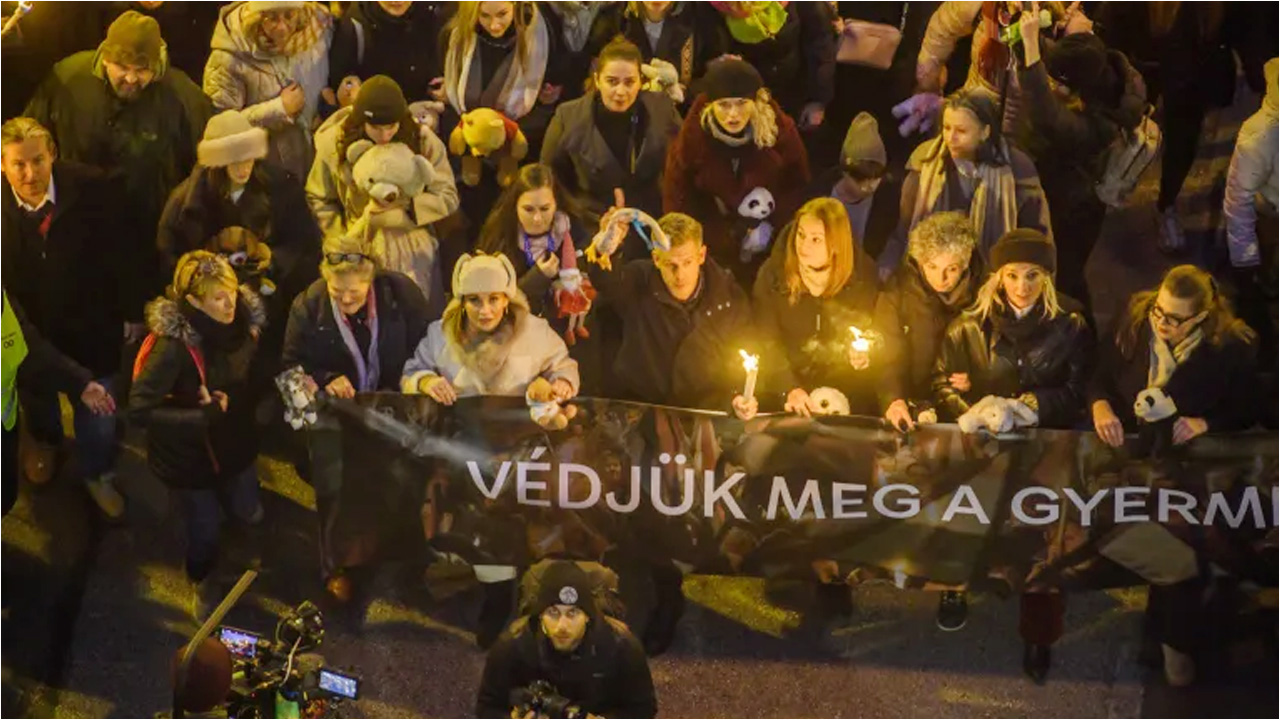 হাঙ্গেরির প্রধানমন্ত্রীর পদত্যাগের দাবিতে হাজার হাজার মানুষের বিক্ষোভ