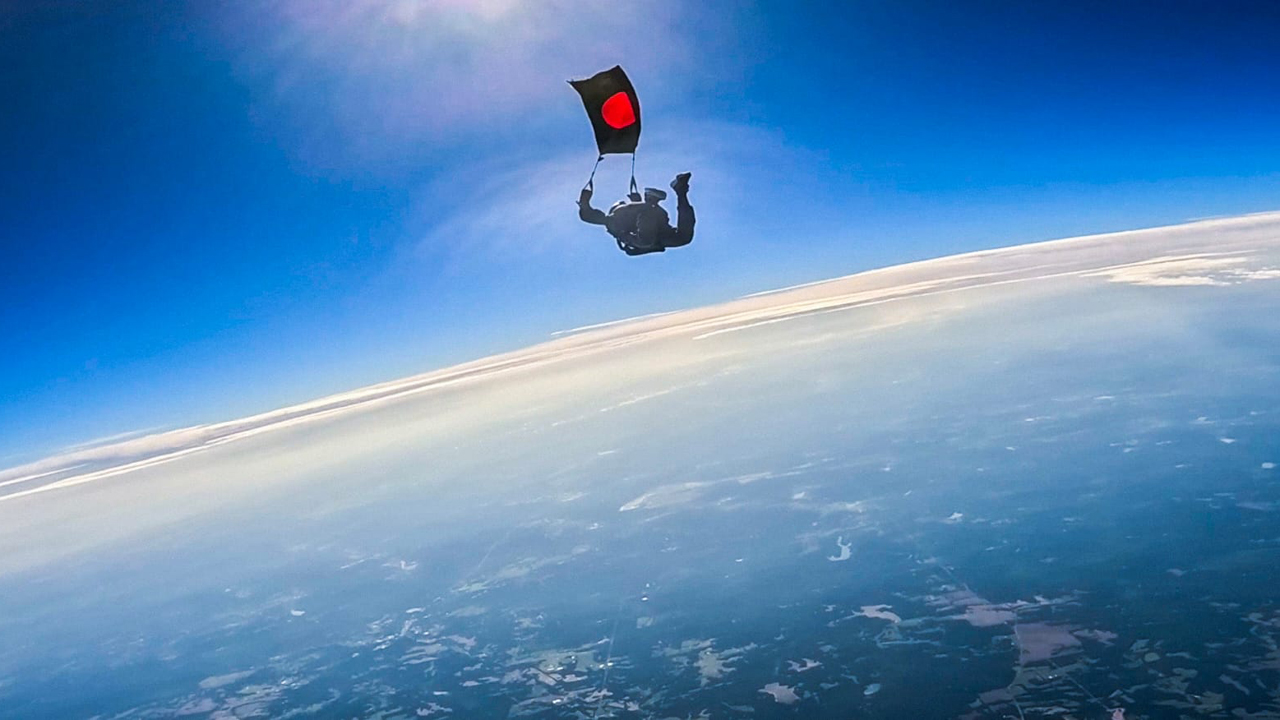 বিজয় দিবসে পতাকা হাতে প্যারাস্যুটিং, বিশ্বরেকর্ড গড়ার প্রত্যয় বাংলাদেশের