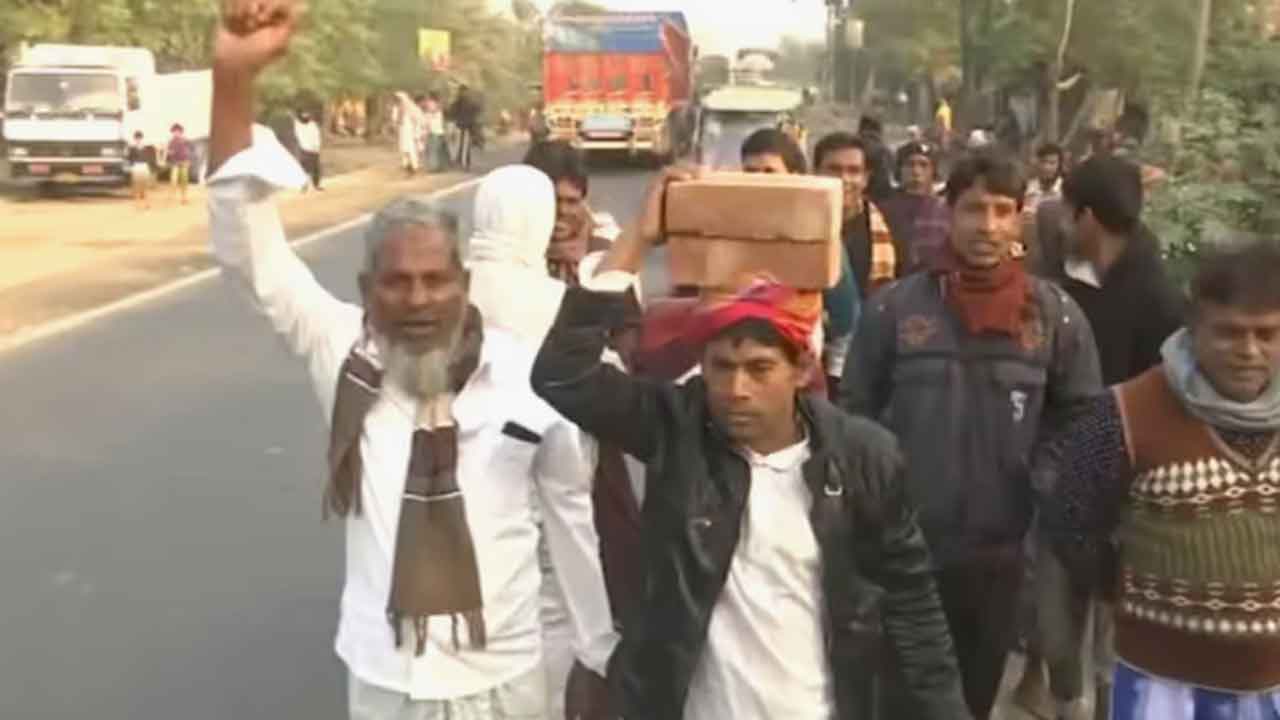 মুর্শিদাবাদে বাবরি মসজিদের জন্য মাথায় করে ইট আনছেন স্থানীয়রা