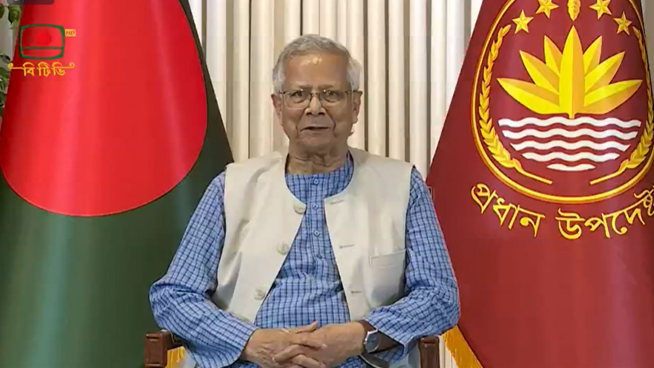 জাতির উদ্দেশে ভাষণ দিচ্ছেন প্রধান উপদেষ্টা