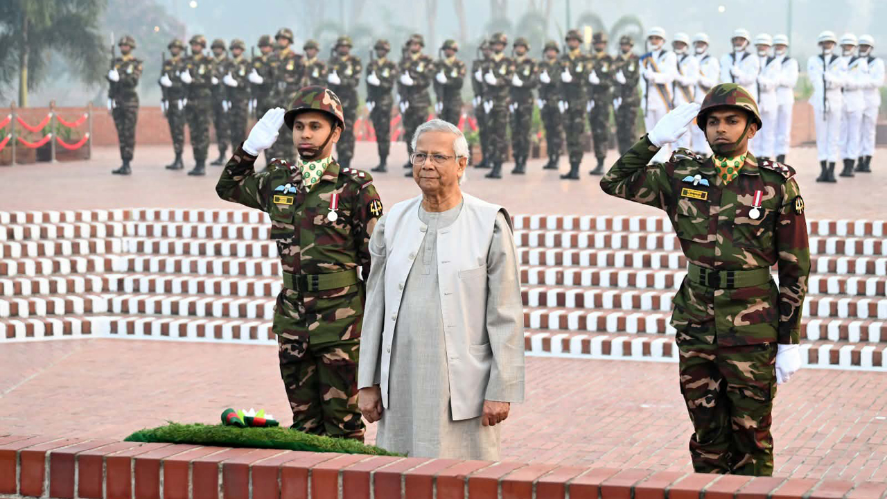 বিজয় দিবসে বীর শহীদদের প্রতি শ্রদ্ধা জানালেন প্রধান উপদেষ্টা