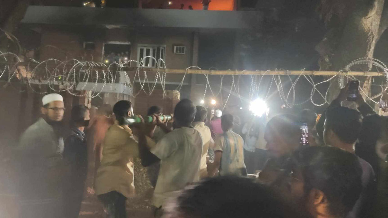 ধানমন্ডি ৩২ নম্বরে বাধা পেয়ে ফিরে এসেছে ফায়ার সার্ভিসের গাড়ি