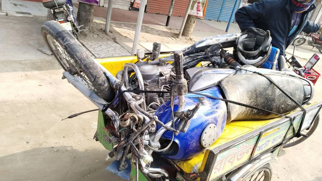 নওগাঁয় পিকনিকের বাসের ধাক্কায় মোটরসাইকেল আরোহী নিহত