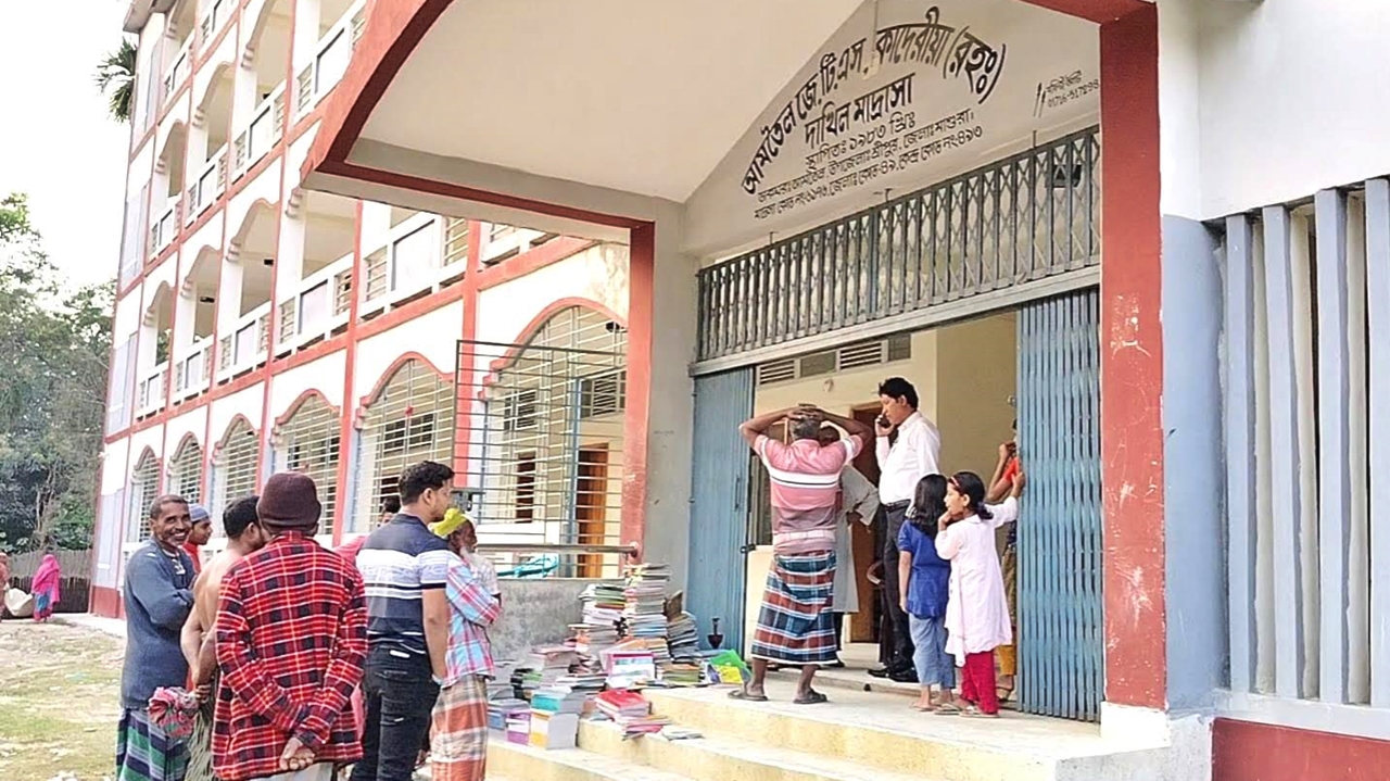 বিনামূল্যের বই গোপনে বিক্রি, ৪ শিক্ষক-কর্মচারীকে শোকজ