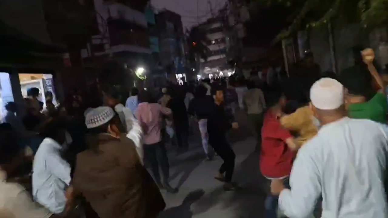 সাভারে চেয়ারম্যানের বাড়িতে ভাঙচুর, স্থানীয়দের ধাওয়ায় ৩ ছাত্র আহত