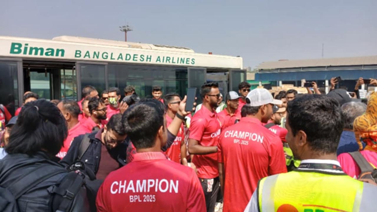 লঞ্চে নয়, বিমানে চড়ে ট্রফি নিয়ে বরিশালে তামিমরা