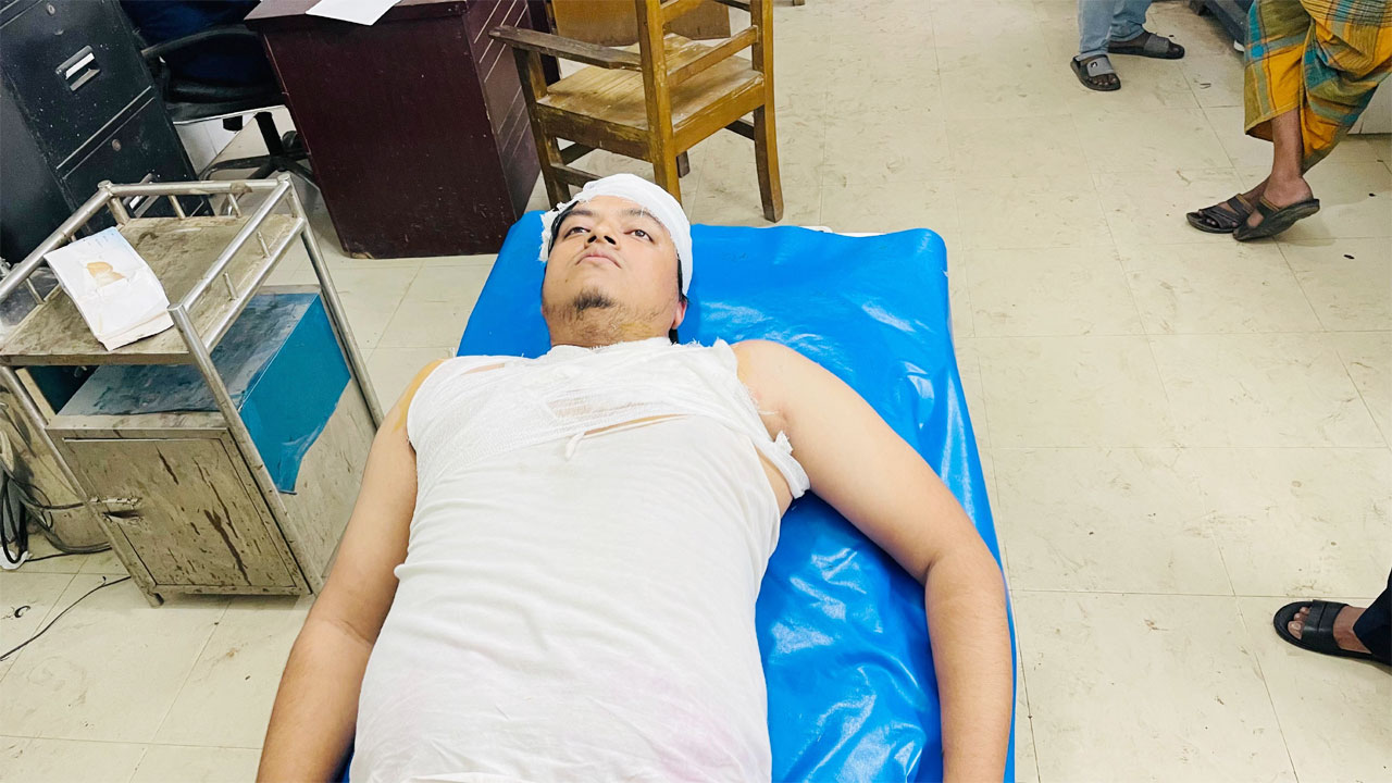 ব্রাহ্মণবাড়িয়ায় শহীদ মিনারে বিএনপি নেতার হামলার শিকার সাংবাদিক