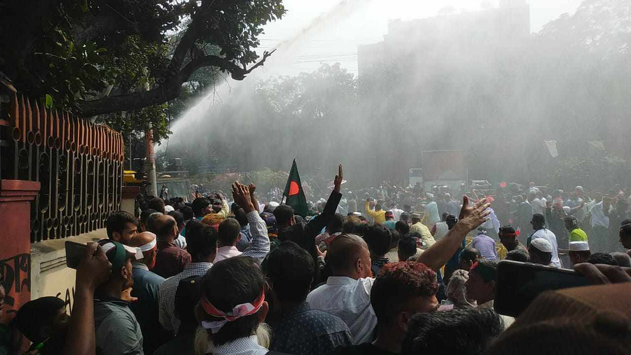 জলকামান উপেক্ষা করে সচিবালয়ের পথে চাকরিচ্যুত বিডিআর সদস্যরা