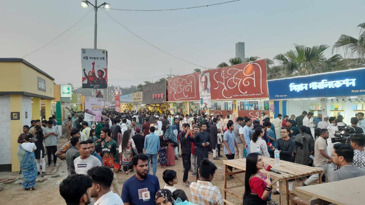সকা‌লের খরা কাটিয়ে বিকেলে জমে উঠল বইমেলা