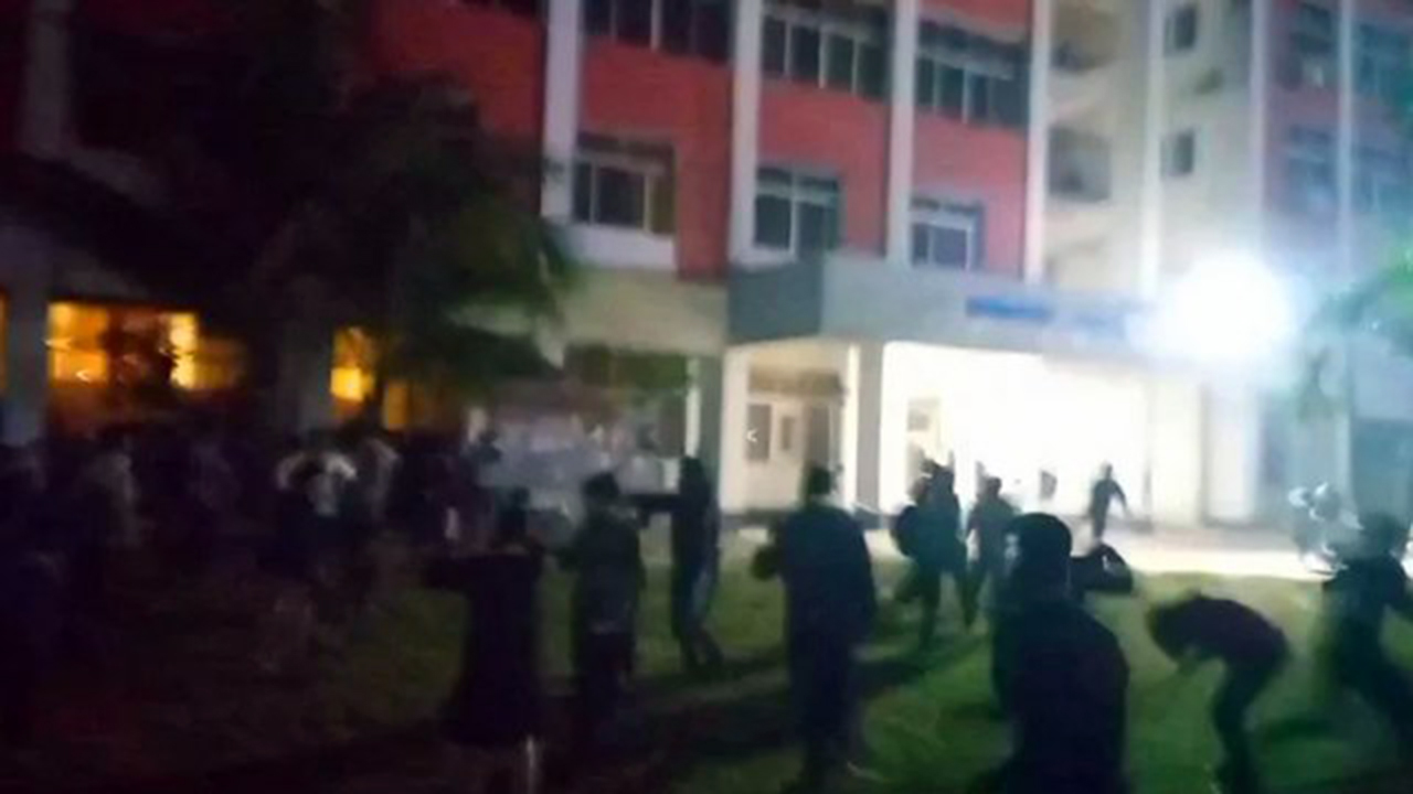 বৈষম্যবিরোধী শিক্ষার্থীদের দুই গ্রুপের সংঘর্ষ, আহত ৫